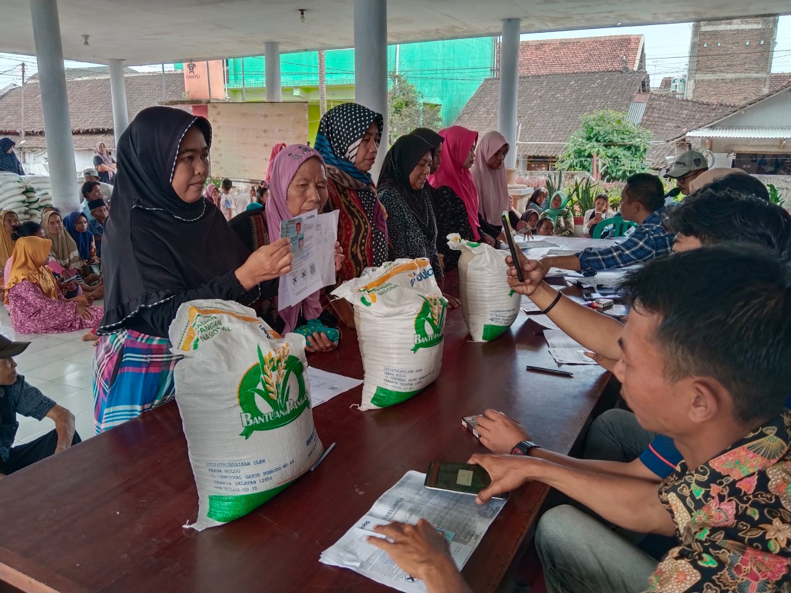 Warga menerima bansos beras Pemerintah (Foto : PPID Jember)