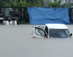 mobil terjebak banjir