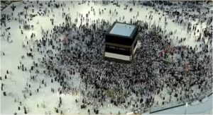 Suasana Masjdil Haram pada Minggu 8 Juni 2025 pukul 05.30 waktu setempat. Jamaah melakukan tawaf usai melontar jumrah di Mina.(foto: tangkapan layar Makkah Live)
