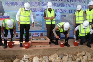 Gubernur Kaltim Rudy Mas’ud (Harum) bersama Kapolda Kaltim Irjen Pol Endar Priantoro melakukan peletakan batu pertama pembangunan Rumah Susun Sepaku untuk Polres Penajam Paser Utara (PPU) dan Rumah Sakit Bhayangkara Tingkat IV Samarinda (foto : Polda Kaltim)