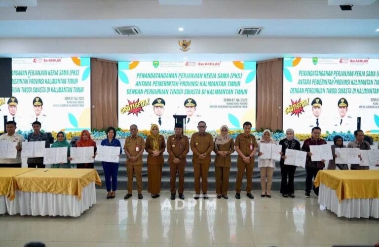 Penandatanganan Perjanjian Kerja Sama (PKS) antara Pemprov Kaltim dan 45 perguruan tinggi swasta (PTS) di Gedung Olah Bebaya, Senin (7/7/2025).