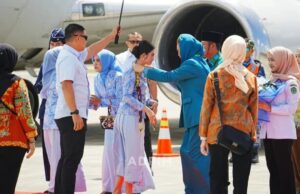 Istri Wakil Presiden, Selvi Ananda Gibran Rakabuming, mendarat di Samarinda, Selasa (8/7/2025) / Pemprov Kaltim