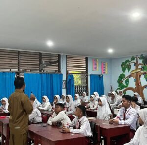 Ilustrasi / Guru sedang mengajar dalam kelas (foto : Jo/IST)