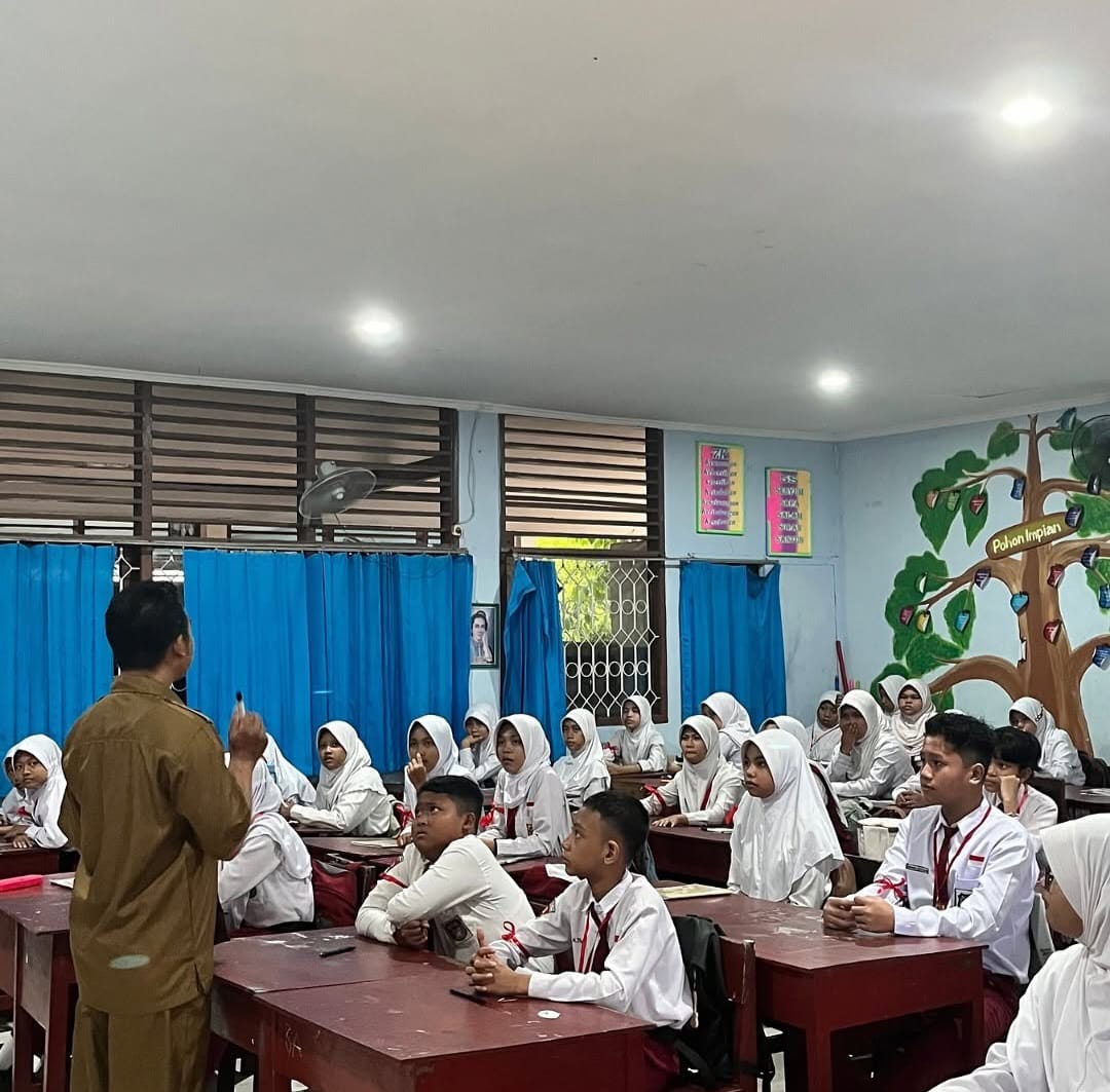 Ilustrasi / Guru sedang mengajar dalam kelas (foto : Jo/IST)