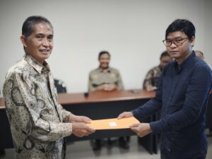 Direktur Eksekutif BPH Yayasan Airlangga, Dr. Agung Sakti Pribadi, S.H., M.H. menyerahkan Surat Keputusan Kaprodi Teknologi Pangan dan Hasil Pertanian. (Foto : Universitas Mulia)