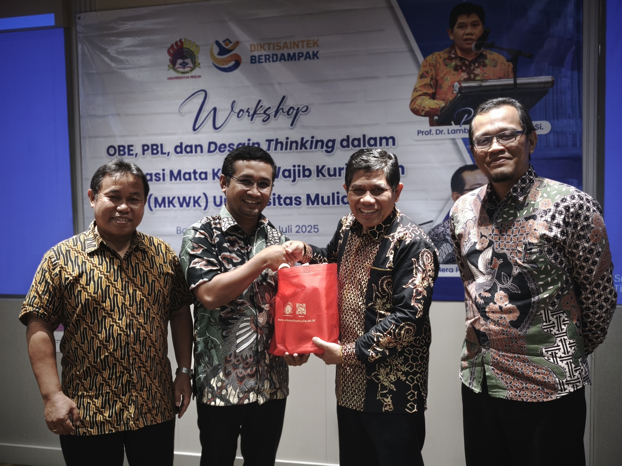 Ketua Panitia Workshop, Yeyen Dwi Atma, S.Kom., M.Kom., menyerahkan cinderamata kepada narasumber Prof. Dr. Lambang Subagiyo, disaksikan oleh Wakil Rektor Bidang Akademik dan Sistem Informasi, Wisnu Hera Pamungkas, S.T.P., M.Eng., serta Wakil Rektor Bidang Sumber Daya, Yusuf Wibisono, S.E., M.T.I. (Humas Universitas Mulia)