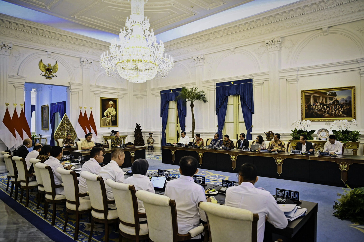 Presiden Prabowo Subianto memimpin rapat terbatas yang membahas perkembangan Kawasan Ekonomi Khusus (KEK) bersama sejumlah Menteri Kabinet Merah Putih di Istana Merdeka, Jakarta, pada Selasa, 22 Juli 2025. (Foto: BPMI Setpres)