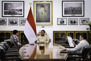Presiden Prabowo Subianto menerima laporan Menteri Perumahan dan Kawasan Permukiman (PKP), Maruarar Sirait, di Istana Kepresidenan Jakarta, pada Rabu, 30 Juli 2025. (Foto: BPMI Setpres)