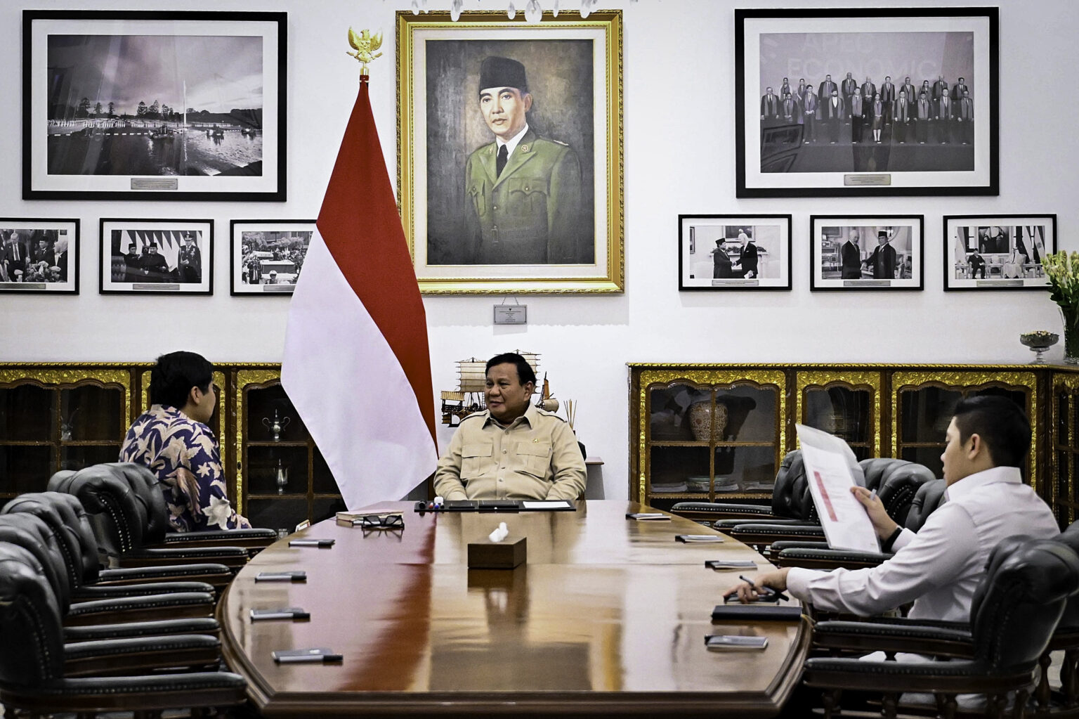 Presiden Prabowo Subianto menerima laporan Menteri Perumahan dan Kawasan Permukiman (PKP), Maruarar Sirait, di Istana Kepresidenan Jakarta, pada Rabu, 30 Juli 2025. (Foto: BPMI Setpres)