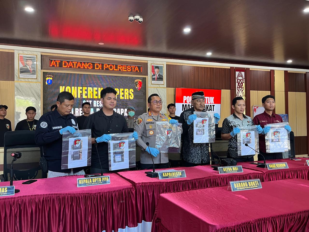 Barang bukti yang diamankan Polresta Balikpapan dalam kasus Asusila LGBT di Telegram (foto : Johan/IST)