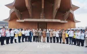 Komisi V DPR RI bersama Gubernur Kaltim, Rudy Mas’ud (Harum), melakukan peninjauan lapangan ke sejumlah proyek strategis di kawasan IKN dan Bandara VVIP, Senin (28/7/2025) (foto : Pemprov Kaltim)