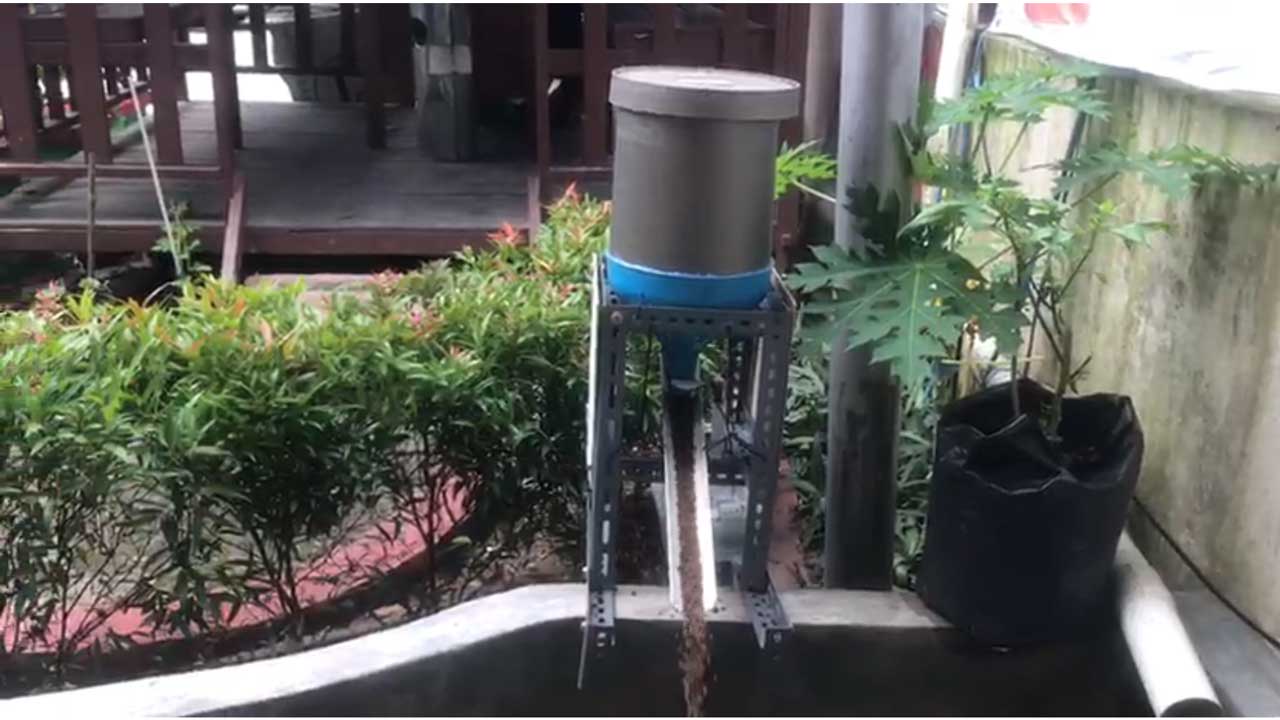 Pakan ikan otomatis berbasis Internet of Things (IoT) inovasi mahasiswa Universitas Mulia Balikpapan diletakkan di Kantor Kelurahan Gunung Sari Ulu, Balikpapan (foto : Universitas Mulia/istimewa)