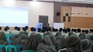 Himpunan Mahasiswa S1 Teknologi Informasi (HIMATI) Universitas Mulia membawa pengalaman belajar praktis ke lingkungan SMA Islam Terpadu (SMAIT) Al-Auliya Balikpapan, Selasa (23/7/2025). (Foto: Humas Universitas Mulia)