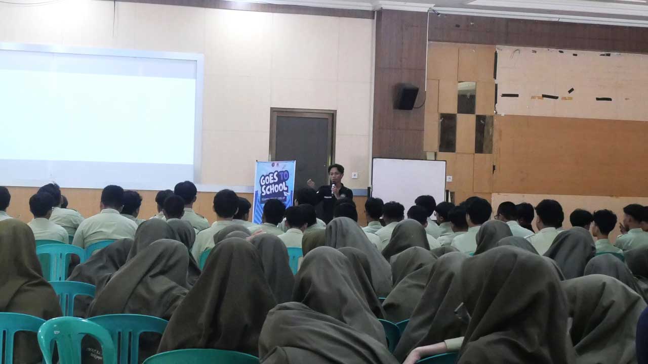 Himpunan Mahasiswa S1 Teknologi Informasi (HIMATI) Universitas Mulia membawa pengalaman belajar praktis ke lingkungan SMA Islam Terpadu (SMAIT) Al-Auliya Balikpapan, Selasa (23/7/2025). (Foto: Humas Universitas Mulia)