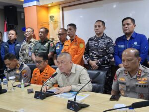 Menteri Perhubungan Dudy Purwagandhi memantau langsung proses evakuasi KMP Tunu Pratama Jaya, di Pelabuhan Ketapang Banyuwangi, Jawa Timur, Kamis (3/7) malam (Foto : kemenhub)