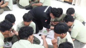 Himpunan Mahasiswa S1 Teknologi Informasi (HIMATI) Universitas Mulia membawa pengalaman belajar praktis ke lingkungan SMA Islam Terpadu (SMAIT) Al-Auliya Balikpapan, Selasa (23/7/2025). Para siswa sedang praktek merakit kabel UTP (Unshielded Twisted Pair). (foto : Humas Universitas Mulia)
