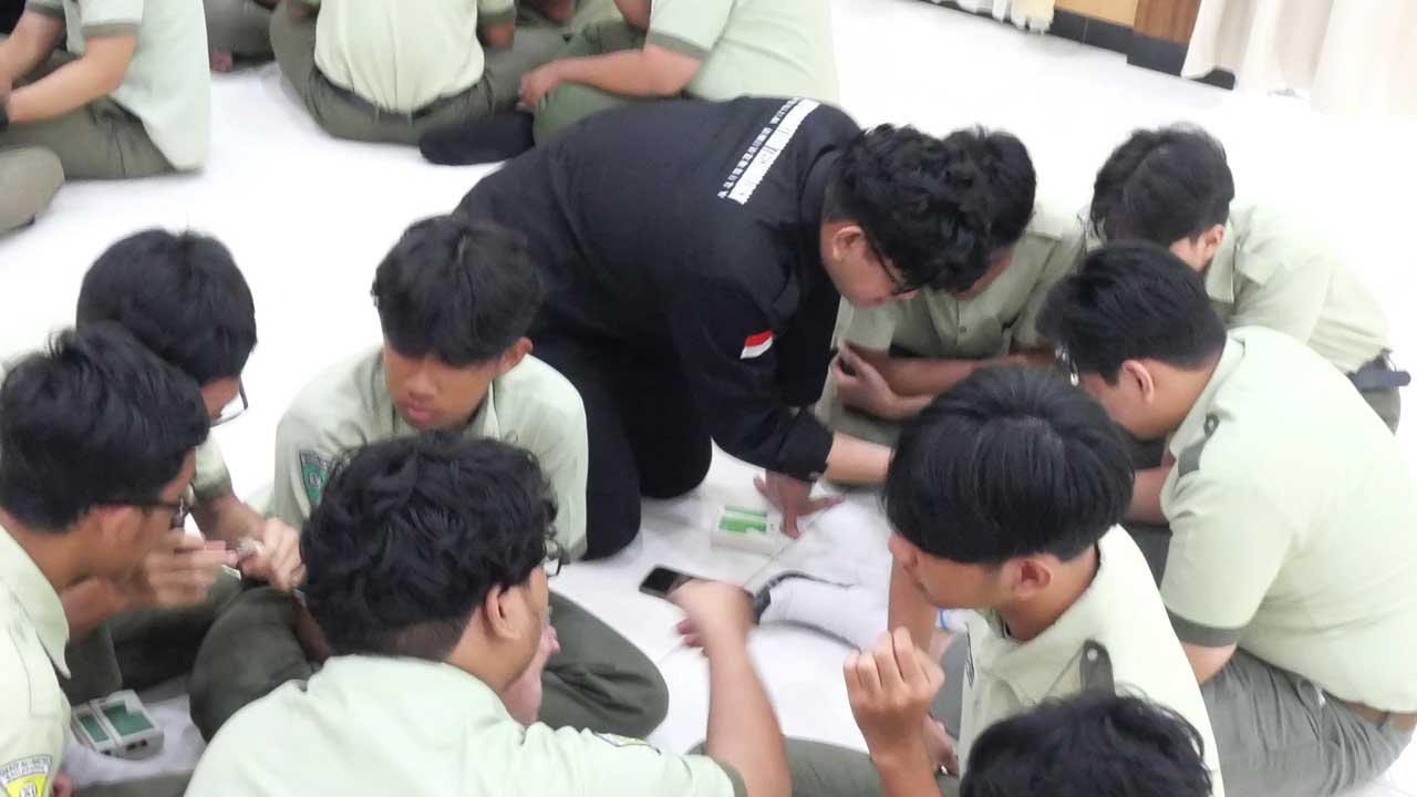 Himpunan Mahasiswa S1 Teknologi Informasi (HIMATI) Universitas Mulia membawa pengalaman belajar praktis ke lingkungan SMA Islam Terpadu (SMAIT) Al-Auliya Balikpapan, Selasa (23/7/2025). Para siswa sedang praktek merakit kabel UTP (Unshielded Twisted Pair). (foto : Humas Universitas Mulia)