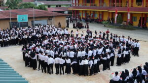 RMahasiswa baru mempraktekkan formasi dan koreografi baris-berbaris melingkar, sebagai persiapan terakhir sebelum upacara dimulai, menunjukkan kedisiplinan dan kerja sama tim. (foto : Universitas Mulia)