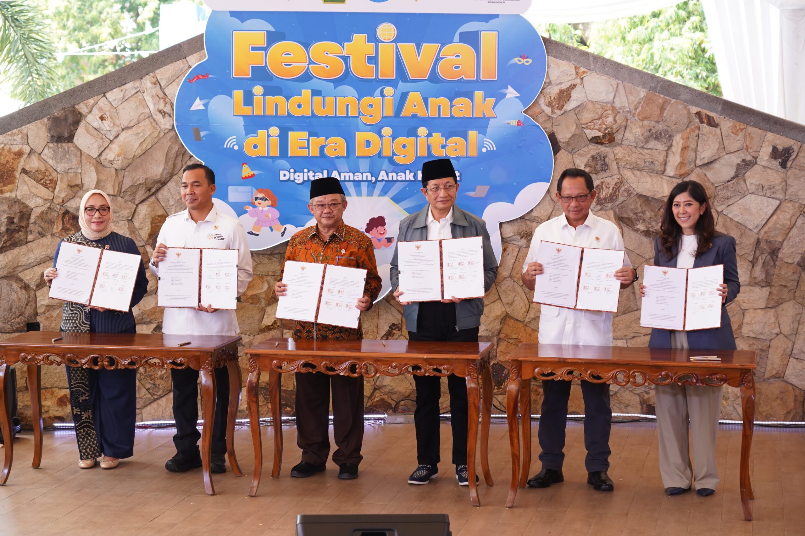 Enam menteri dari Kabinet Merah Putih menandatangani komitmen bersama untuk menciptakan ruang digital yang lebih aman dan ramah bagi anak-anak Indonesia, yakni Menkomdigi Meutya Hafid, Mendagri Tito Karnavian, Mendukbangga Wihaji, Mendikdasmen Abdul Mu'ti, Menag Nasaruddin Umar, dan Menteri PPPA Arifah Fauzi dalam acara Festival Lindungi Anak di Era Digital: Digital Aman, Anak Hebat di Museum Penerangan TMII, Jakarta Timur, Kamis (31/7/2025). (Foto: Amiriyandi/KPM Kemkomdigi)