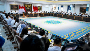 Presiden Prabowo Subianto memimpin Sidang Kabinet Paripurna ke-8 pemerintahan Kabinet Merah Putih yang digelar di Ruang Sidang Kabinet, Istana Kepresidenan Jakarta, pada Rabu, 6 Agustus 2025. (Foto: BPMI Setpres)