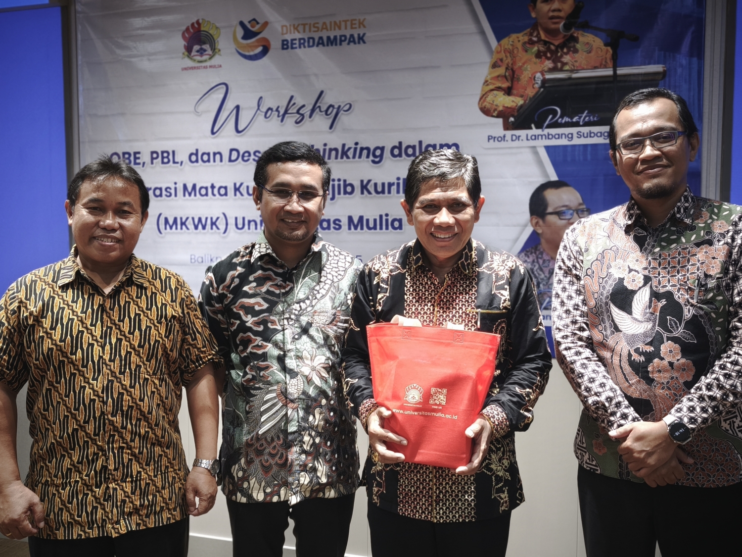 Dari kiri ke kanan: Wakil Rektor Bidang Sumber Daya Yusuf Wibisono, S.E., M.T.I., Ketua Panitia Workshop Yeyen Dwi Atma, S.Kom., M.Kom., keynote speaker Prof. Dr. Lambang Subagiyo, dan Wakil Rektor Bidang Akademik dan Sistem Informasi Wisnu Hera Pamungkas, S.T.P., M.Eng., berpose bersama usai prosesi penyerahan cinderamata. (Foto : Humas Universitas Mulia)