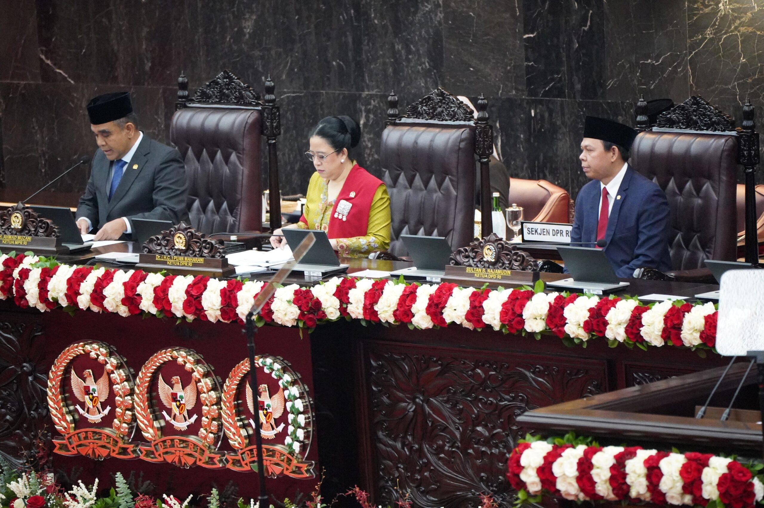 Ketua DPR RI Puan Maharani bersama Ketua MPR RI Ahmad Muzani dan Ketua DPD RI Sutan Nadjamuddin memimpin Sidang Tahunan MPR dan Sidang Bersama DPR-DPD RI di Kompleks Parlemen, Jumat (15/8/2025). (Foto: Amiriyadi/InfoPublik)