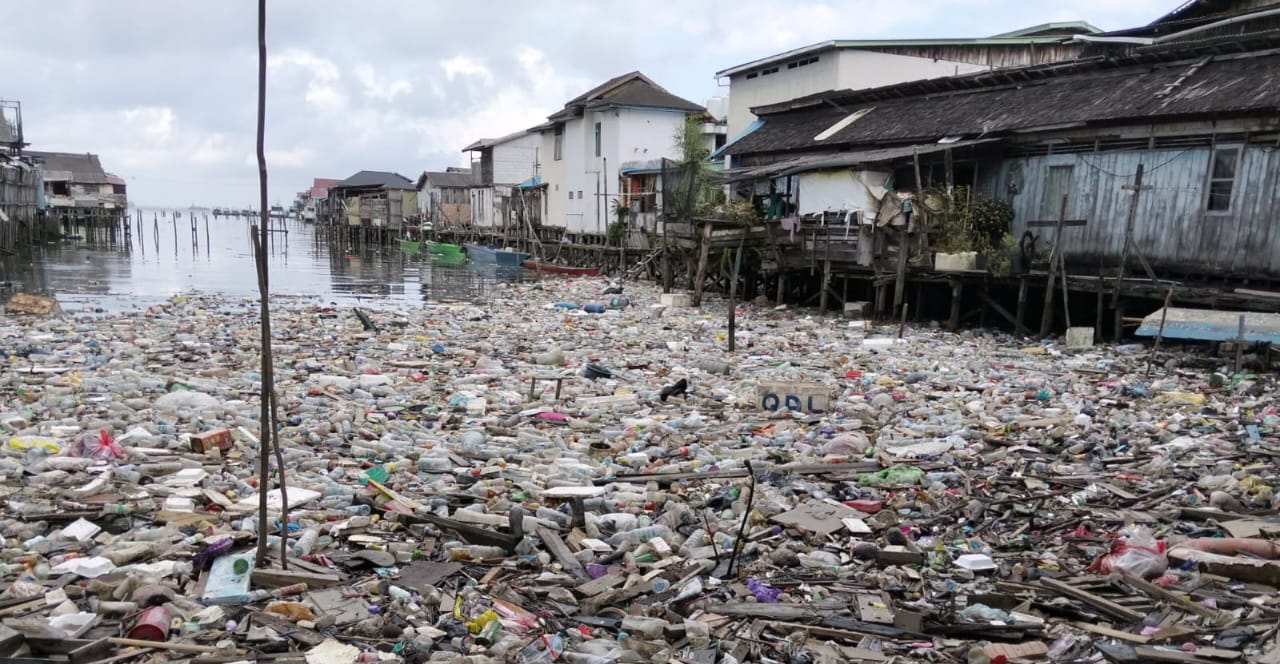 Pesisir Balikpapan penuh dengan sampah kiriman / Smartrt.news