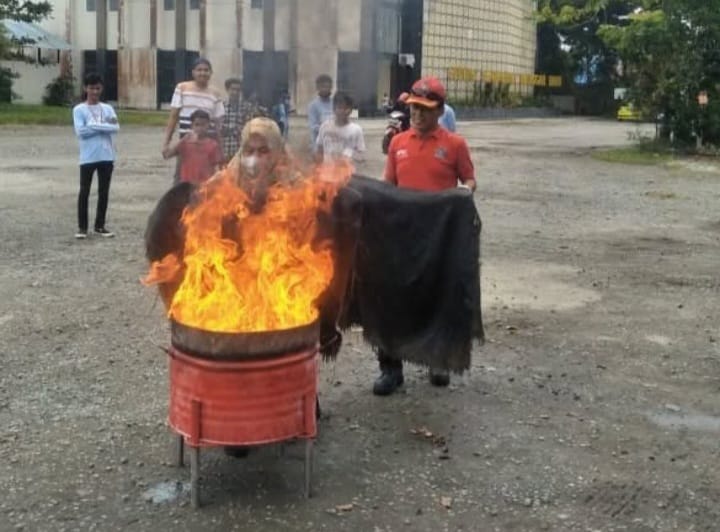 Warga RT 15 Prapatan Balikpapan Belajar Padamkan Api, Tidak Panik Saat Darurat