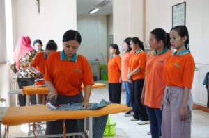 Calon Pekerja Migran Indonesia (CPMI) praktik menyetrika pakaian di LPK BSMS, Kota Malang, pada Kamis (7/8/2025). Amiriyandi/InfoPublik.id.