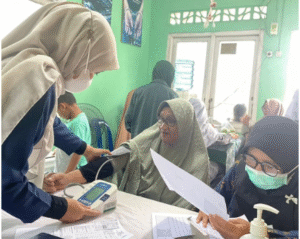 Pemeriksaan kesehatan warga Balikpapan di puskesmas. (Smartrt.news)