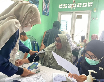 Pemeriksaan kesehatan warga Balikpapan di puskesmas. (Smartrt.news)