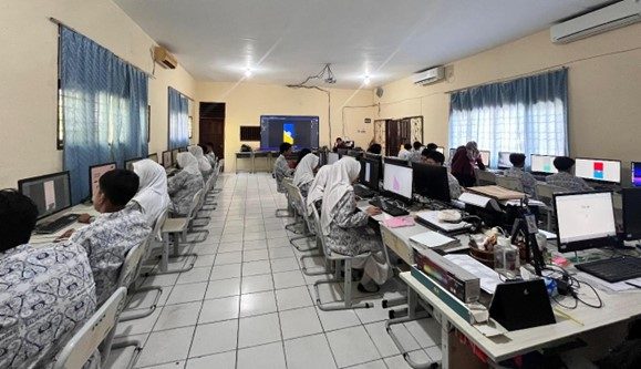 Pelatihan Desain User Interface (UI) Menggunakan Figma yang menyasar siswa SMP Negeri 7 Balikpapan (foto : Universitas Mulia)