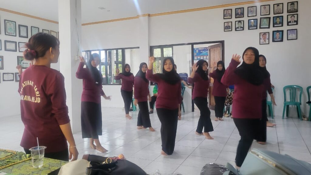 Forum Anak Karang Rejo Balikpapan Dilatih Tari Tradisional Kontemporer